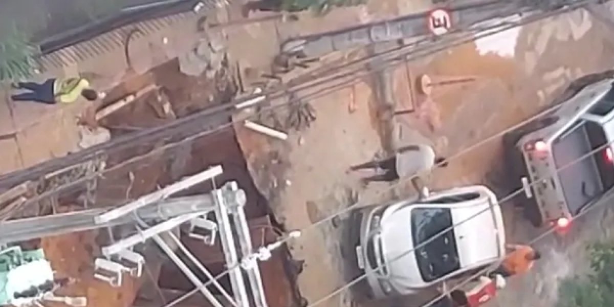 Carro quase é engolido após cratera se abrir no bairro de Brotas