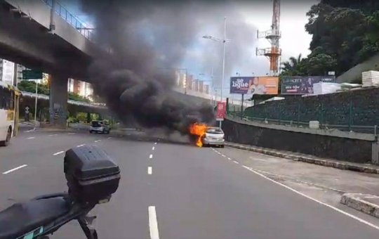 Carro de passeio pega fogo na Avenida Bonocô