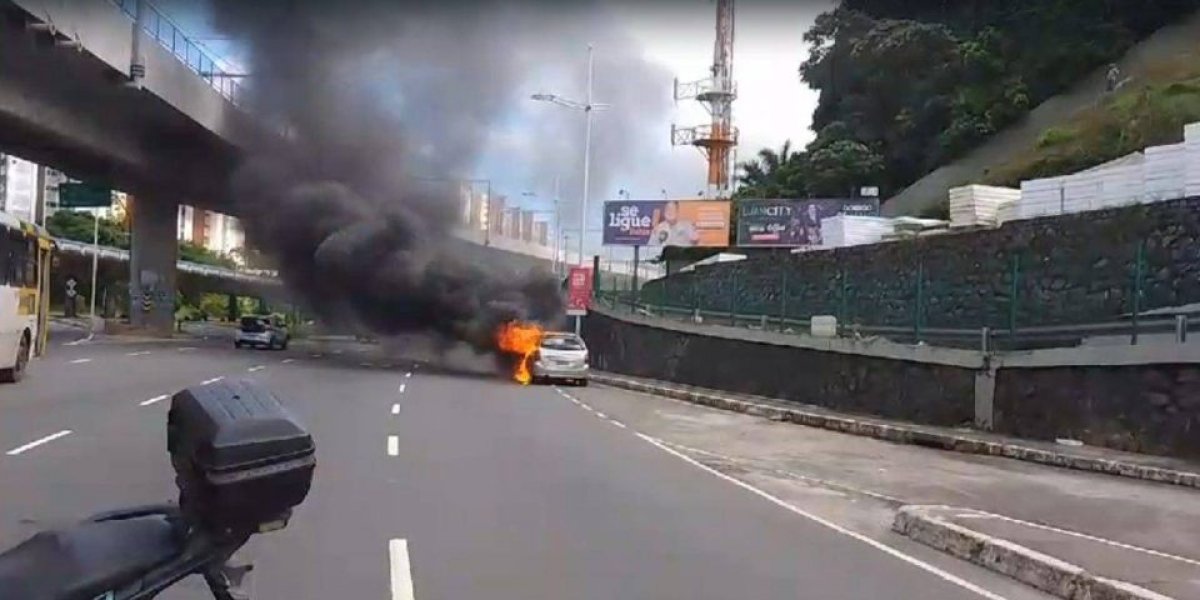 Carro de passeio pega fogo na Avenida Bonocô