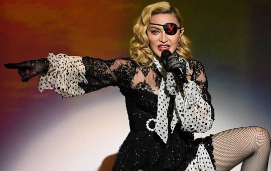  Madonna desembarca no Brasil para show histórico na Praia de Copacabana
