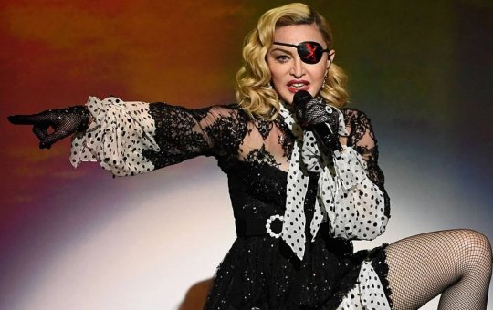 Madonna desembarca no Brasil para show histórico na Praia de Copacabana
