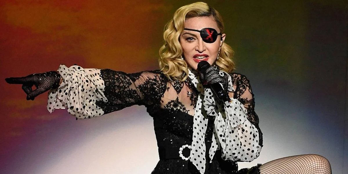 Madonna desembarca no Brasil para show histórico na Praia de Copacabana