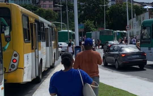 Manifestação de rodoviários bloqueia entrada da Estação da Lapa