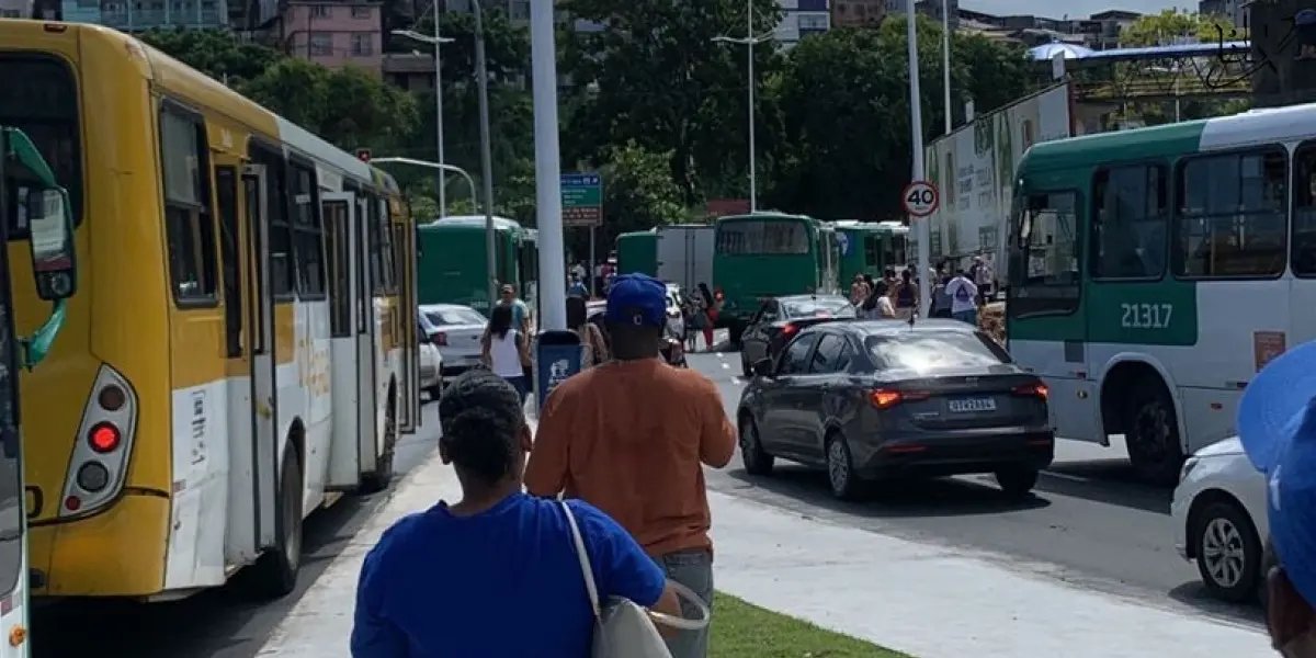 Manifestação de rodoviários bloqueia entrada da Estação da Lapa