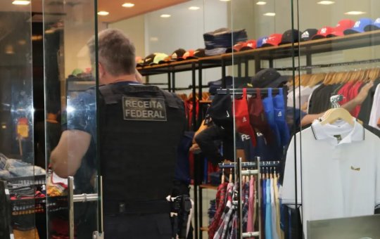 Receita Federal e Polícia Civil combatem falsificação de roupas em Salvador