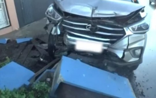 Homem perde controle de carro e bate em estrutura de concreto em Salvador