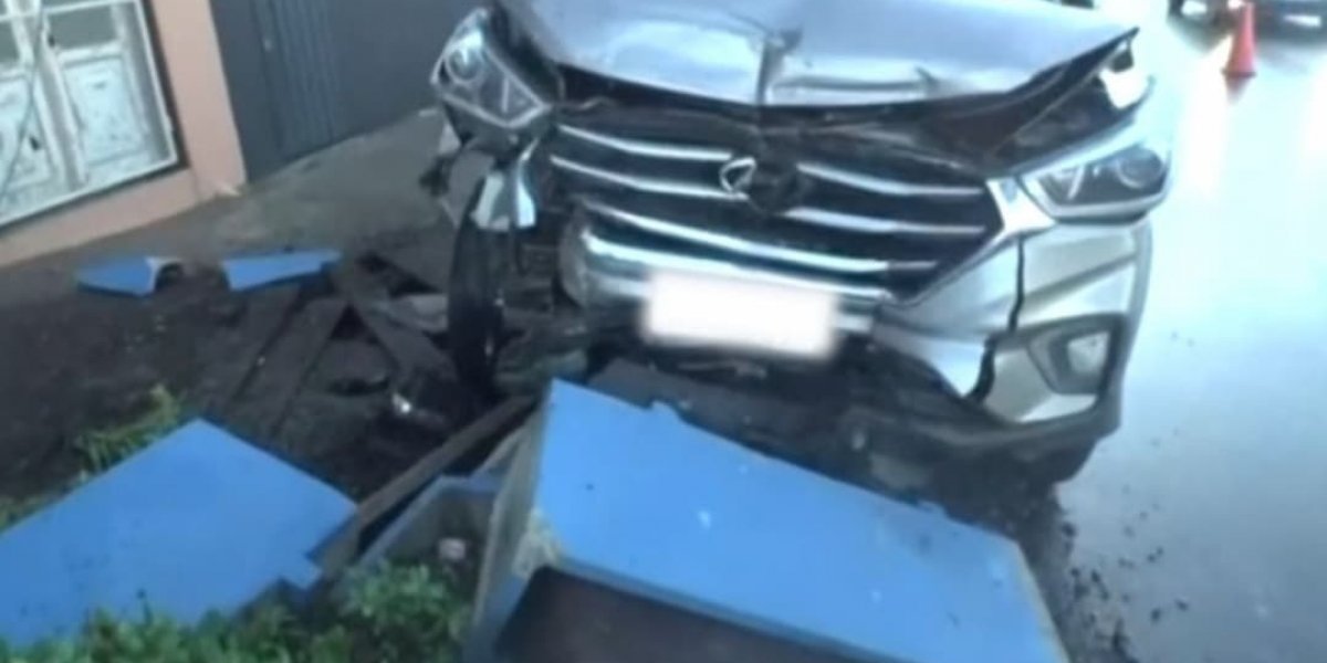 Homem perde controle de carro e bate em estrutura de concreto em Salvador