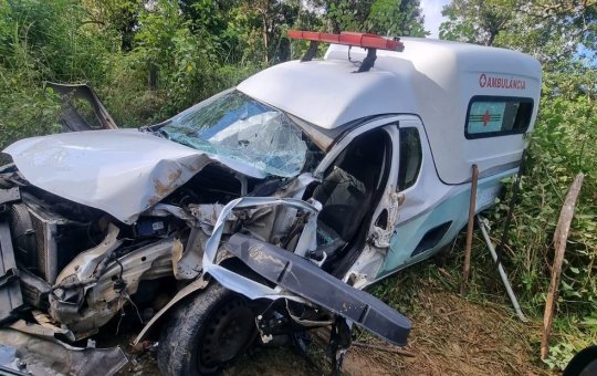 Motorista de ambulância morre após batida com caminhão no sul da Bahia