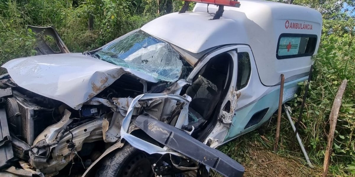 Motorista de ambulância morre após batida com caminhão no sul da Bahia