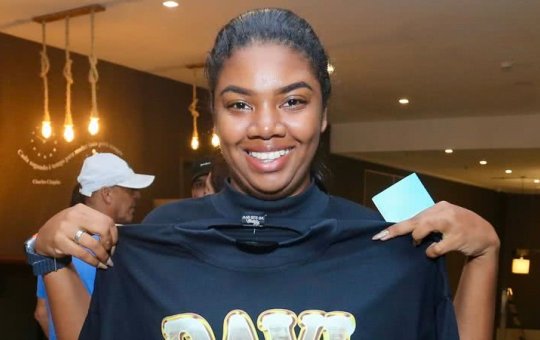 Irmã de Davi discute com fãs em rede social