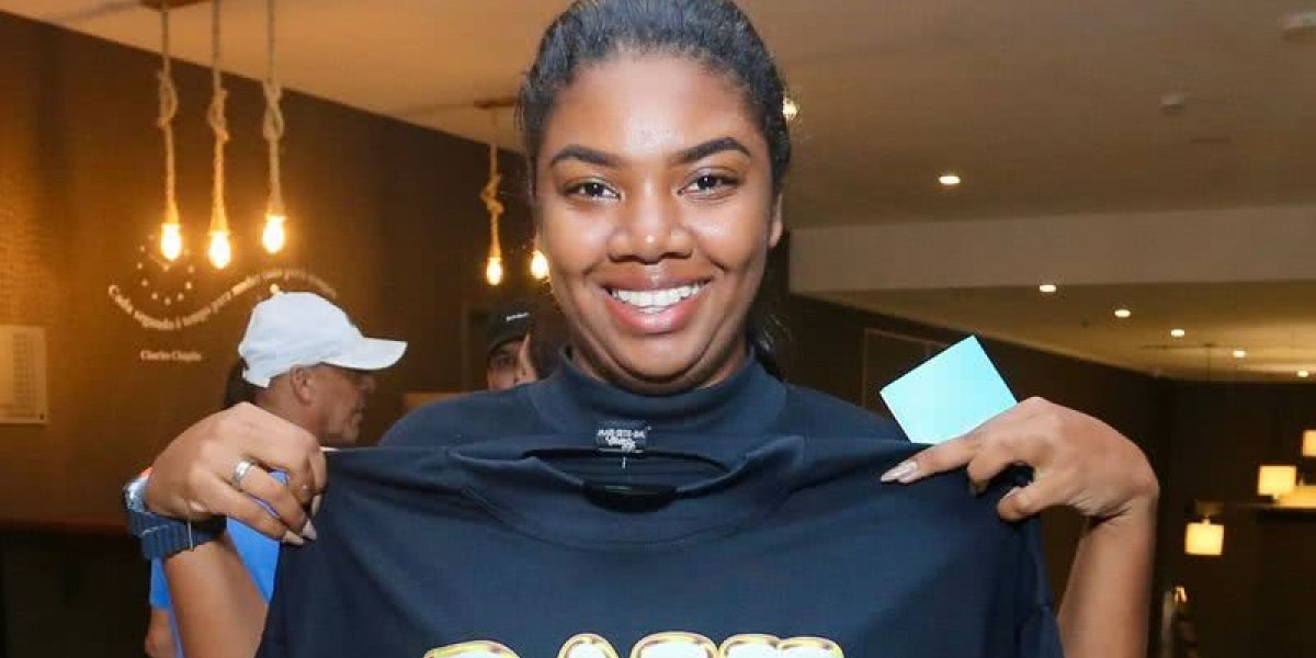 Irmã de Davi discute com fãs em rede social