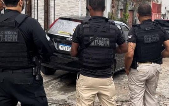 Adolescente é preso por sequestro e tortura de mulher trans no Recôncavo