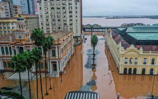 Aeroporto de Porto Alegre suspende voos por tempo indeterminado