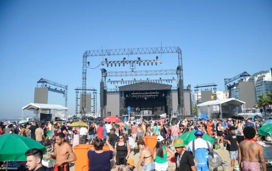 Fãs já se aglomeram em frente a palco do show de Madonna em Copacabana