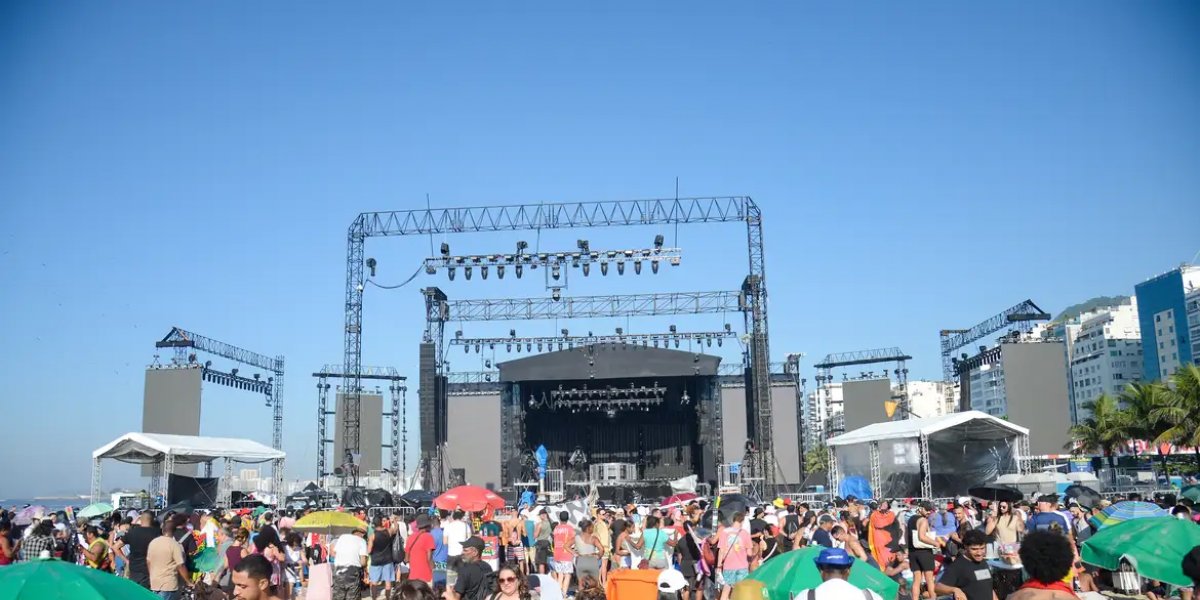 Fãs já se aglomeram em frente a palco do show de Madonna em Copacabana