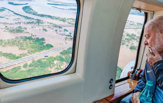 Lula e comitiva sobrevoam áreas atingidas por enchentes no Rio Grande do Sul