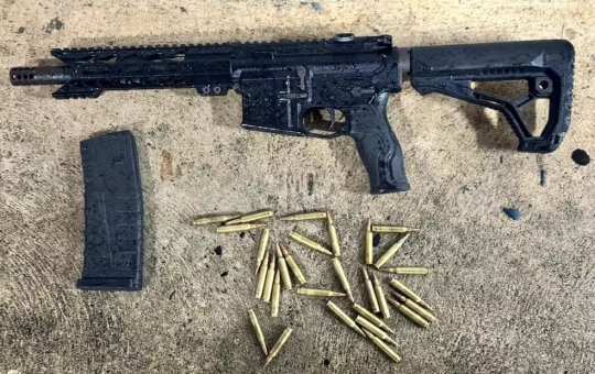 Viatura é atingida após confronto e fuzil é apreendido em Vila Verde