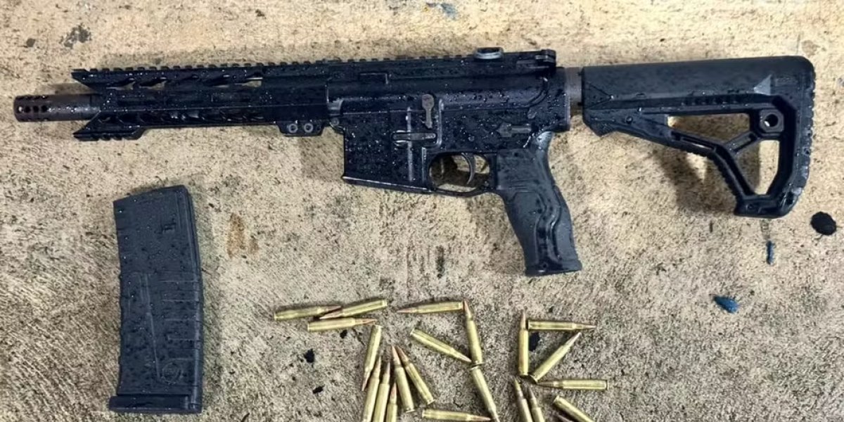 Viatura é atingida após confronto e fuzil é apreendido em Vila Verde