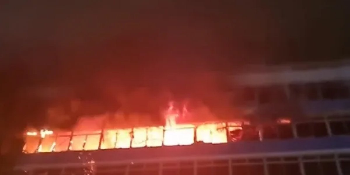 Incêndio atinge antigo prédio do Colégio Estadual Landulfo Alves