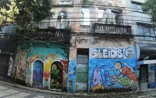 Casarão com risco de desabar é interditado na Avenida Sete