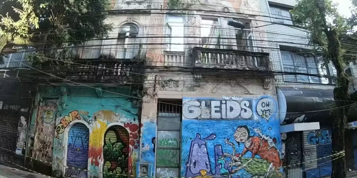 Casarão com risco de desabar é interditado na Avenida Sete
