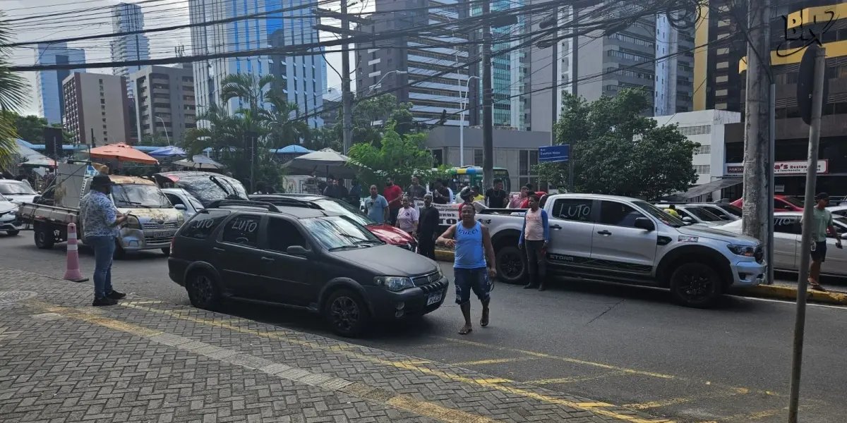 Motoristas de aplicativo continuam protesto e chegam na sede da Uber em Salvador