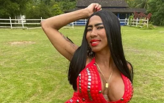 Inês Brasil é flagrada nua em show no interior da Bahia