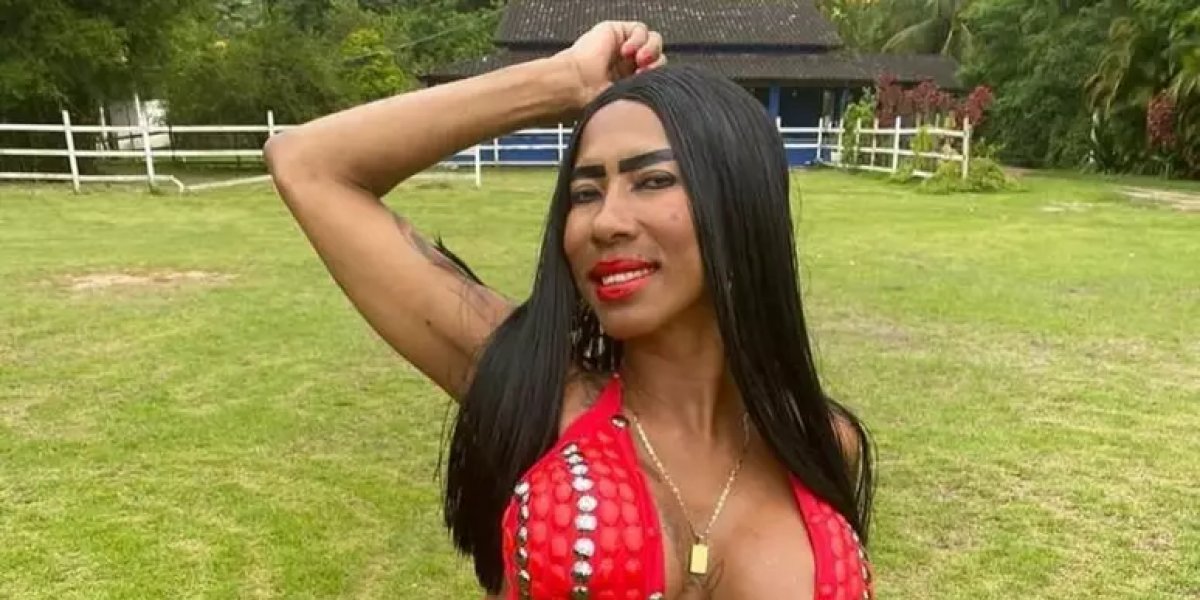 Inês Brasil é flagrada nua em show no interior da Bahia