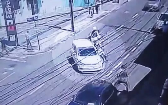 Motorista derruba policiais na Av. Joana Angélica, em Salvador
