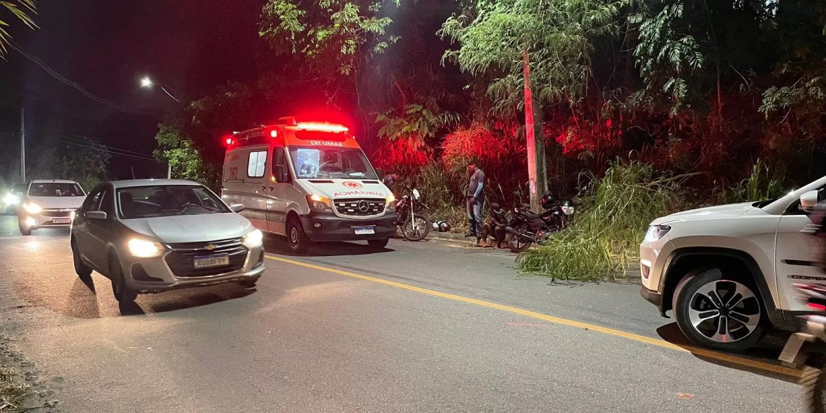 Acidente entre duas motocicletas deixa feridos na Estrada Velha do Aeroporto