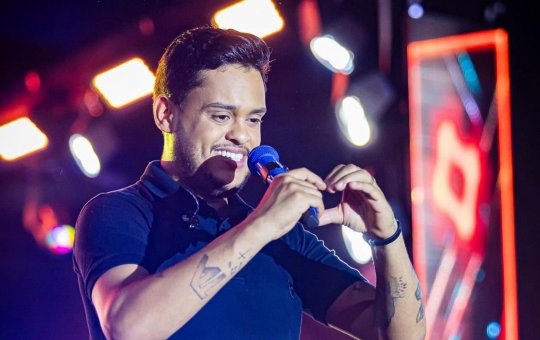 Thiago Aquino celebra indicação a melhor cantor da Micareta: "Honra"