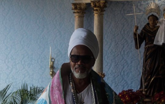 Carlinhos Brown expõe suas obras no dia do artista plástico