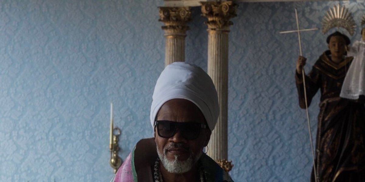 Carlinhos Brown expõe suas obras no dia do artista plástico