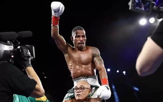 Robson Conceição inaugura academia de boxe para todas as idades