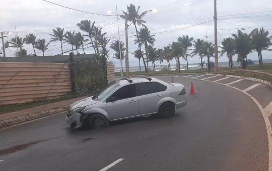 Veículo é abandonado na Avenida Orlando Gomes após acidente