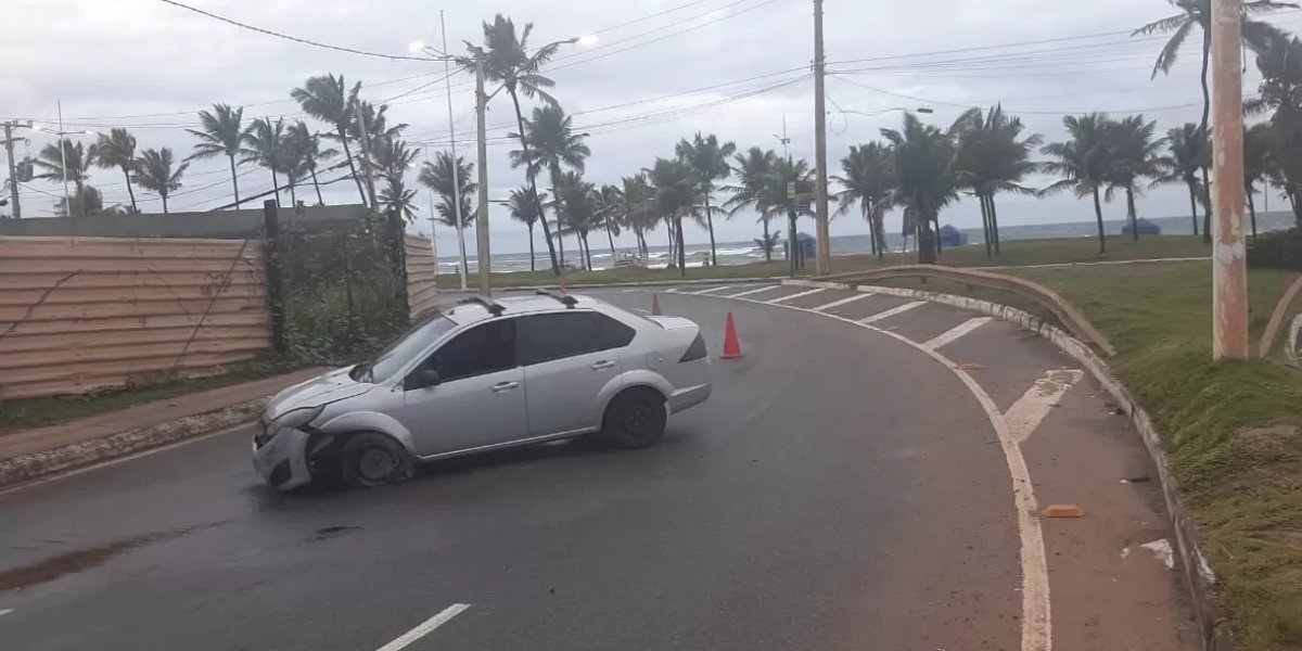 Veículo é abandonado na Avenida Orlando Gomes após acidente