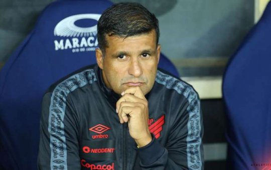 Wesley Carvalho confirma negociação para assumir comando técnico do Vitória