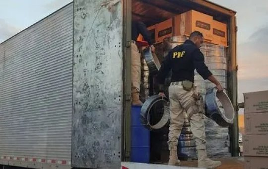 PRF apreende 290 mil maços de cigarros contrabandeados em cidade baiana