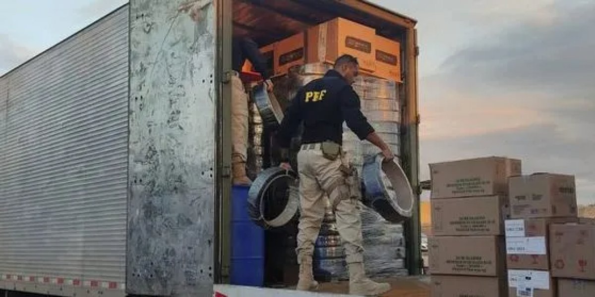 PRF apreende 290 mil maços de cigarros contrabandeados em cidade baiana