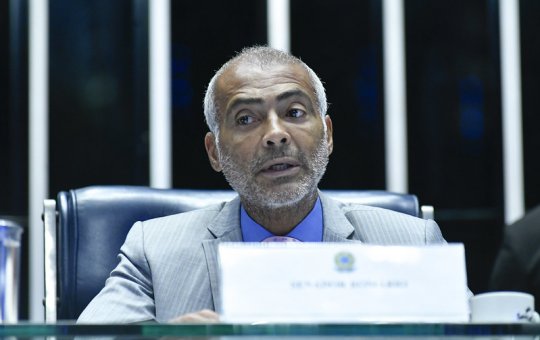 Romário xinga jornalista durante coletiva:" "vai tomar no #@ dele"