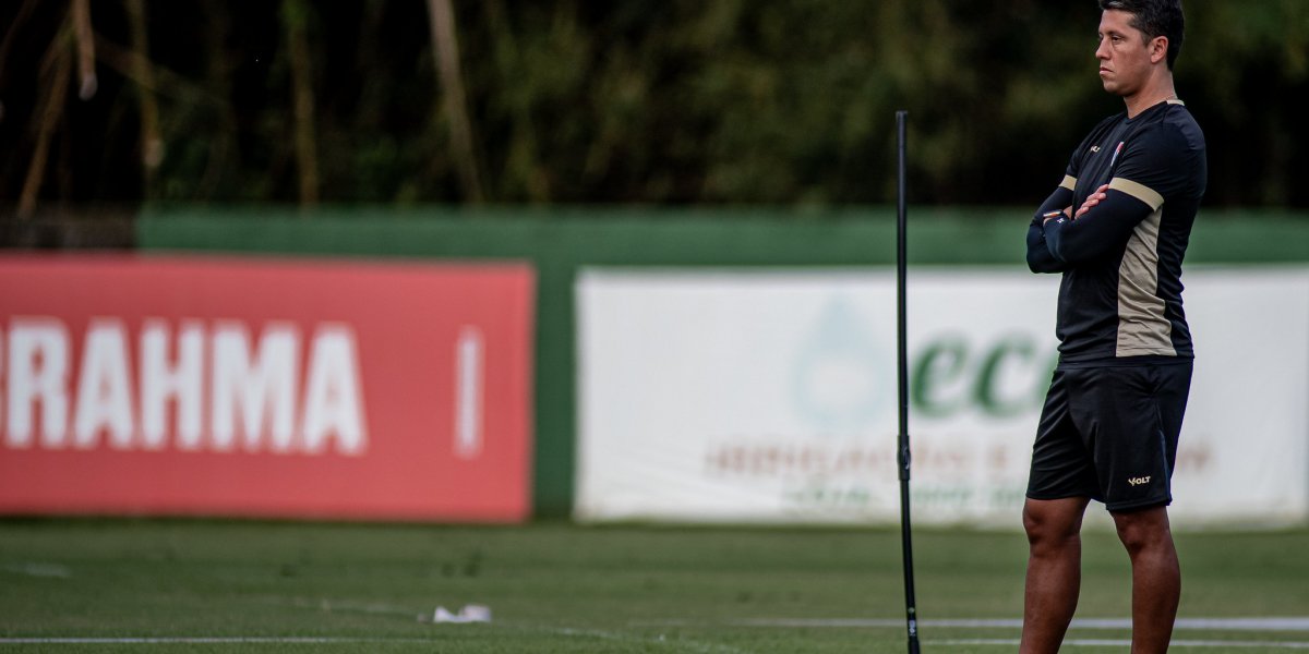 Carpini fala sobre pressão e avalia elenco: "Eu confio muito nesses atletas"