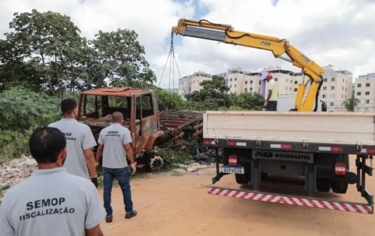 Operação remove 255 veículos e 10 barcos abandonados das vias de Salvador em 202