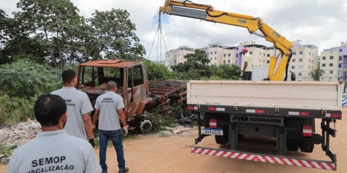 Operação remove 255 veículos e 10 barcos abandonados das vias de Salvador em 202