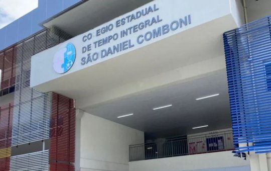 Panico: menino ameaça colegas em colegio com faca