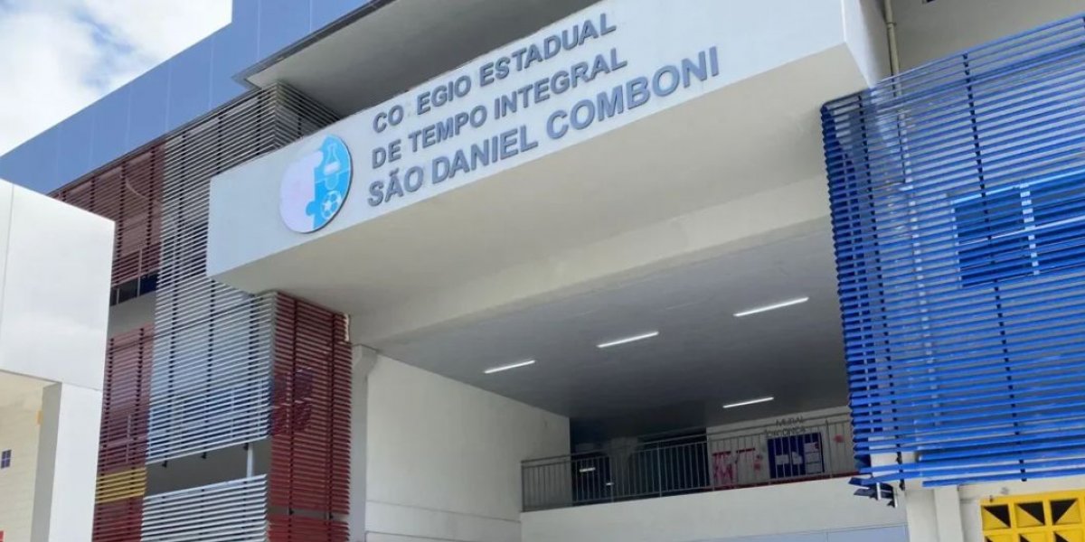 Panico: menino ameaça colegas em colegio com faca
