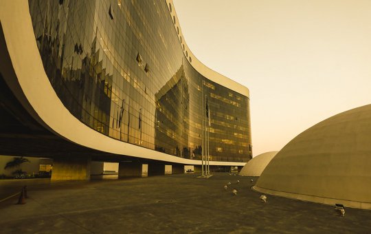 Desembargador vota a favor à cassação de governador
