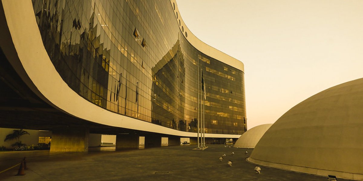 Desembargador vota a favor à cassação de governador