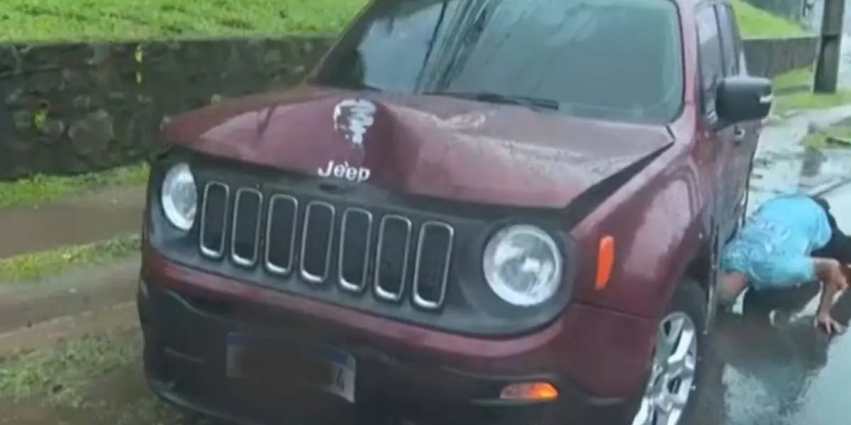 Carro bate na Avenida Juracy Magalhães e fica parcialmente destruído