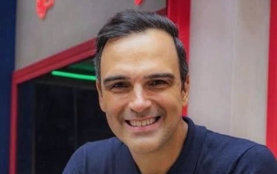 Tadeu Schmidt aparece em vídeo de férias com novo visual, veja