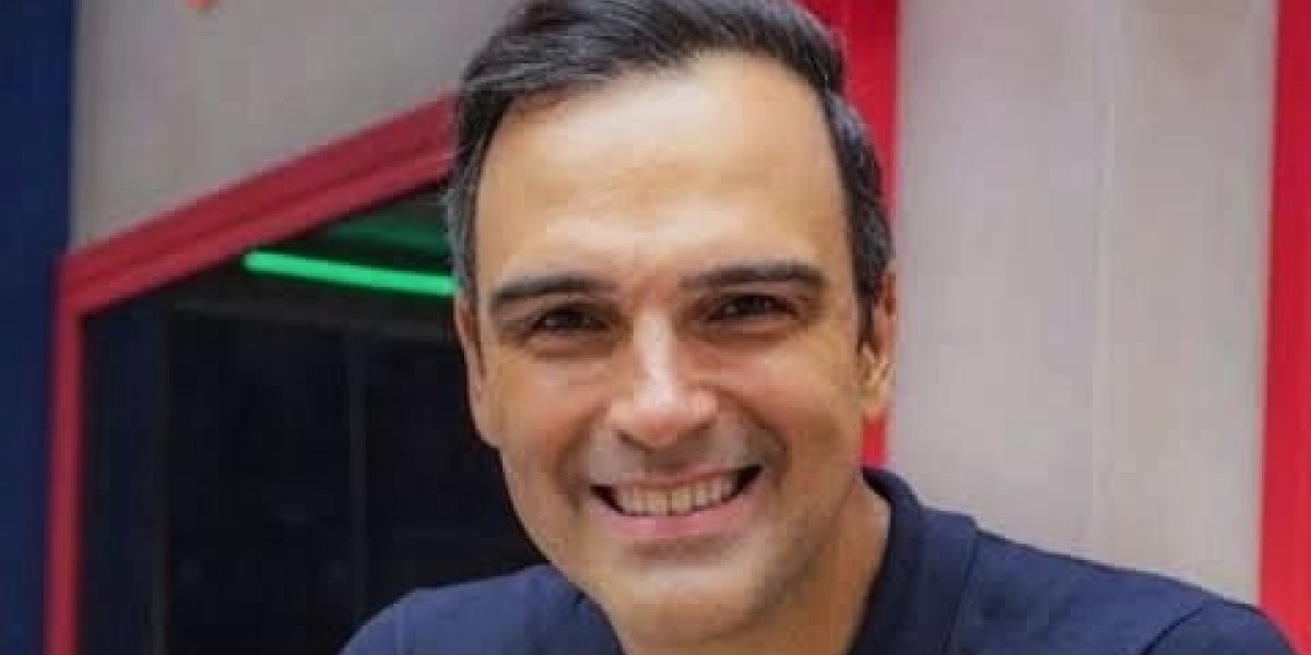 Tadeu Schmidt aparece em vídeo de férias com novo visual, veja